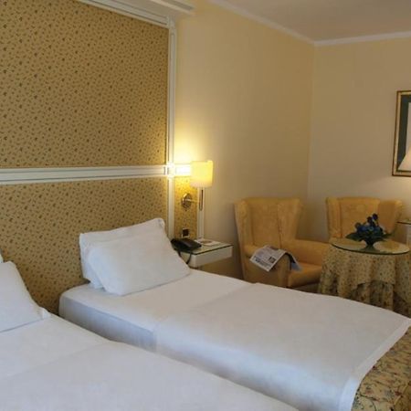 Hotel La Bussola Новара Екстериор снимка