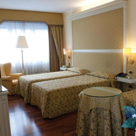 Hotel La Bussola Новара Екстериор снимка