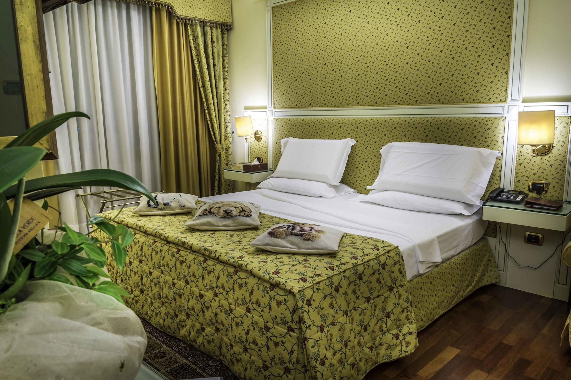 Hotel La Bussola Новара Екстериор снимка