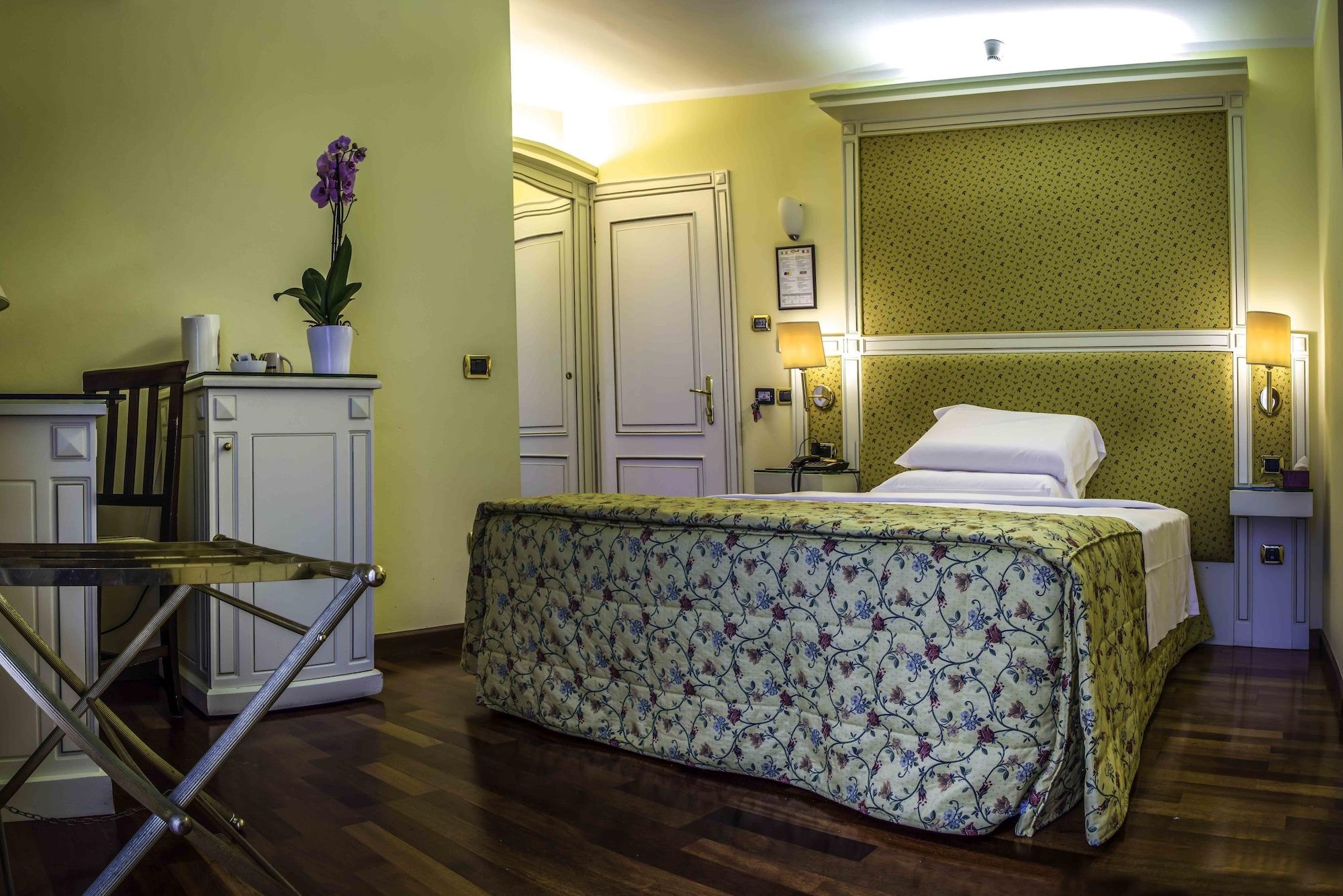Hotel La Bussola Новара Екстериор снимка