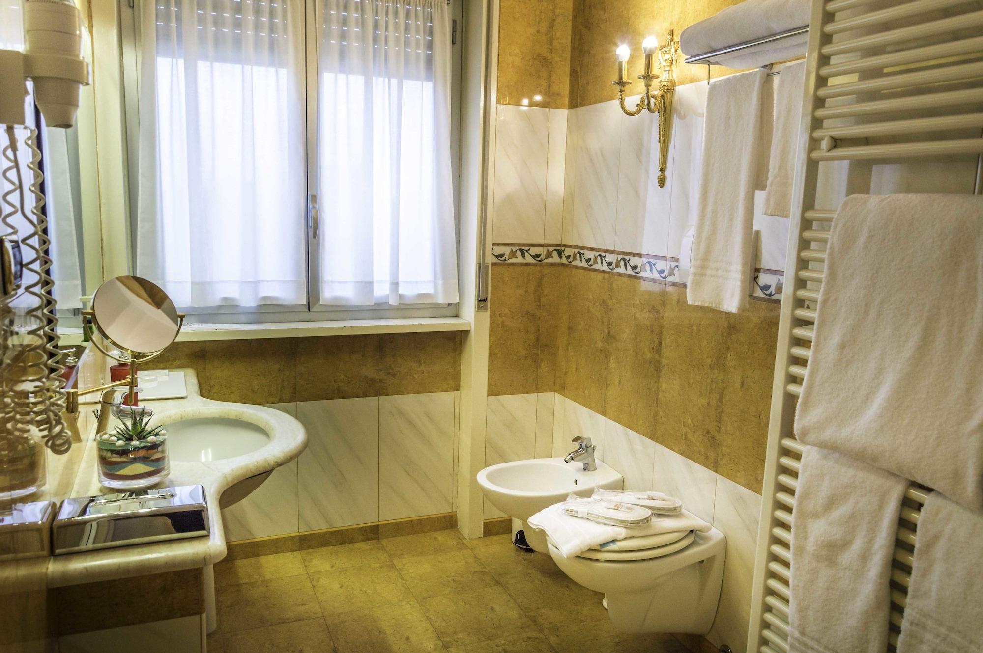 Hotel La Bussola Новара Екстериор снимка