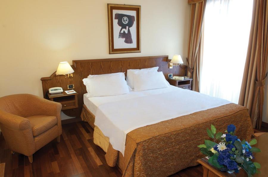 Hotel La Bussola Новара Екстериор снимка