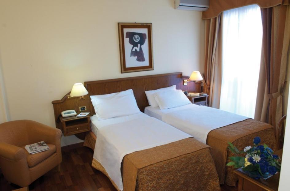 Hotel La Bussola Новара Екстериор снимка