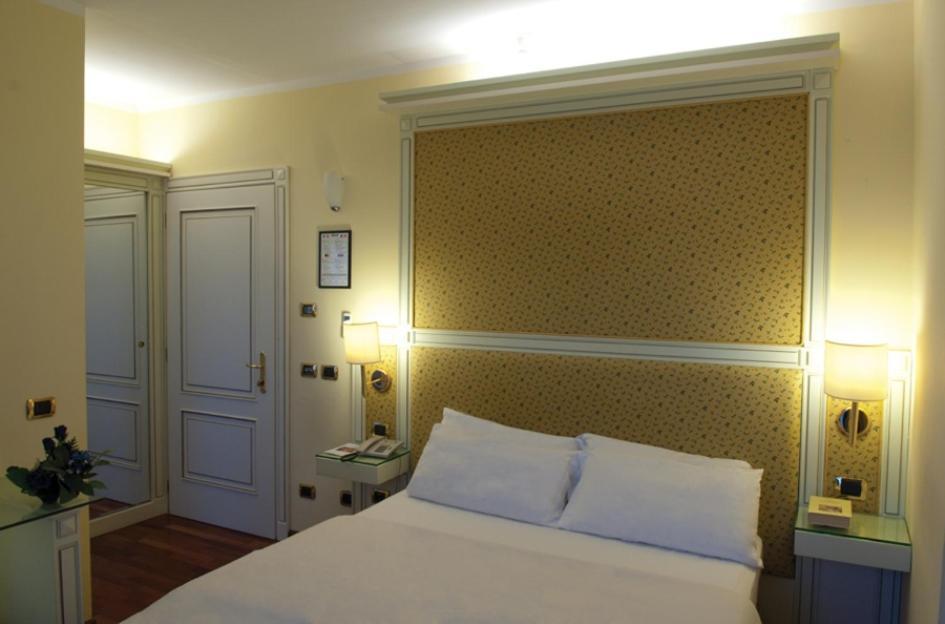 Hotel La Bussola Новара Екстериор снимка
