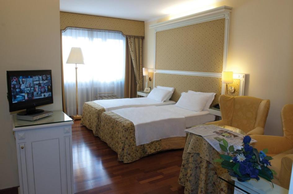 Hotel La Bussola Новара Екстериор снимка