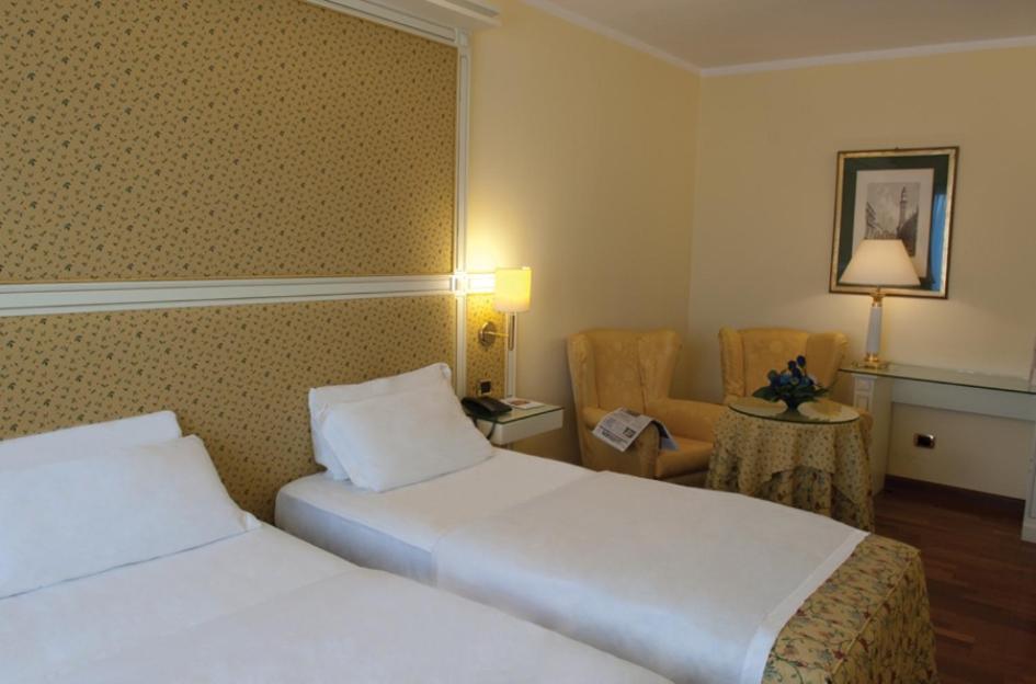 Hotel La Bussola Новара Екстериор снимка