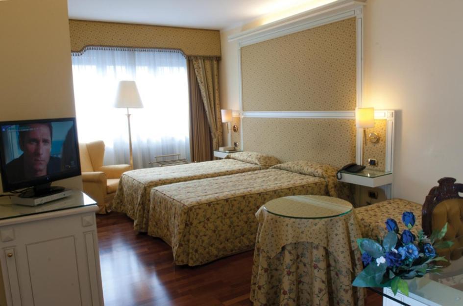 Hotel La Bussola Новара Екстериор снимка