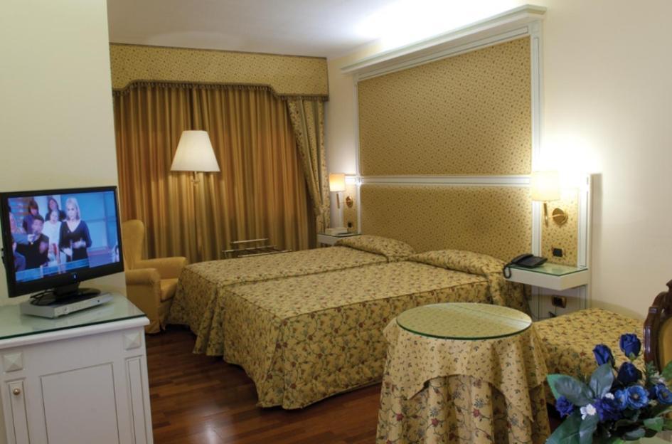 Hotel La Bussola Новара Екстериор снимка