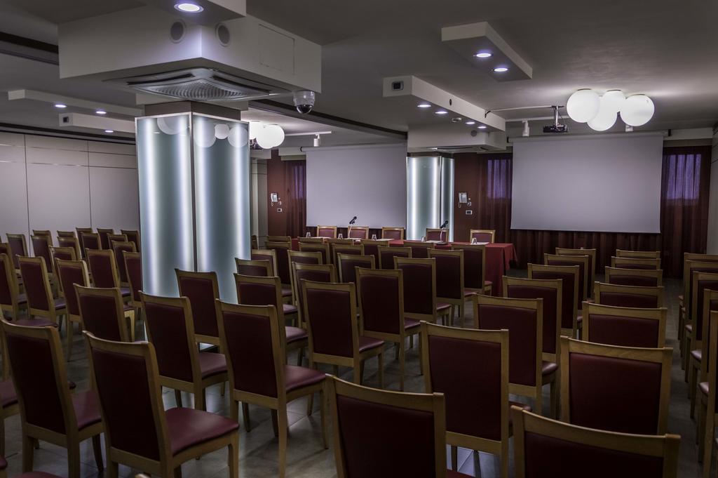 Hotel La Bussola Новара Екстериор снимка