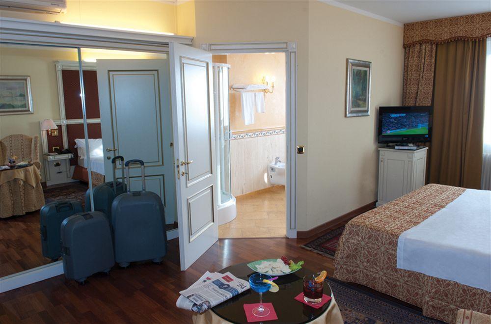 Hotel La Bussola Новара Екстериор снимка