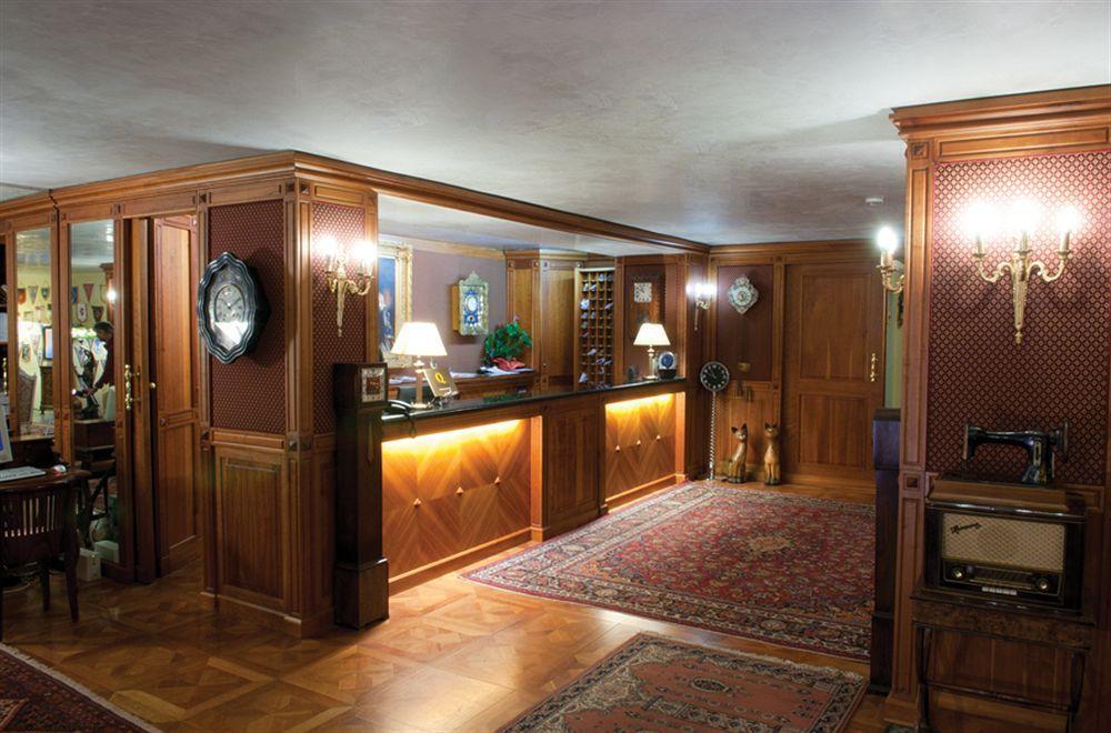 Hotel La Bussola Новара Екстериор снимка