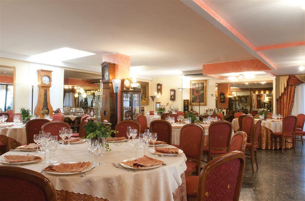 Hotel La Bussola Новара Екстериор снимка