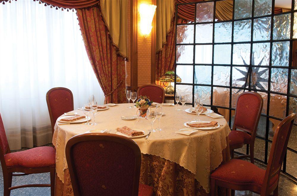 Hotel La Bussola Новара Екстериор снимка