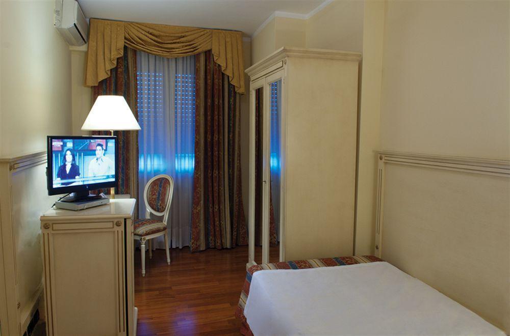 Hotel La Bussola Новара Екстериор снимка