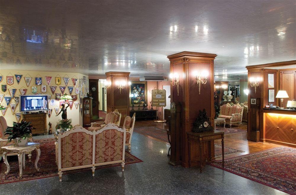 Hotel La Bussola Новара Екстериор снимка