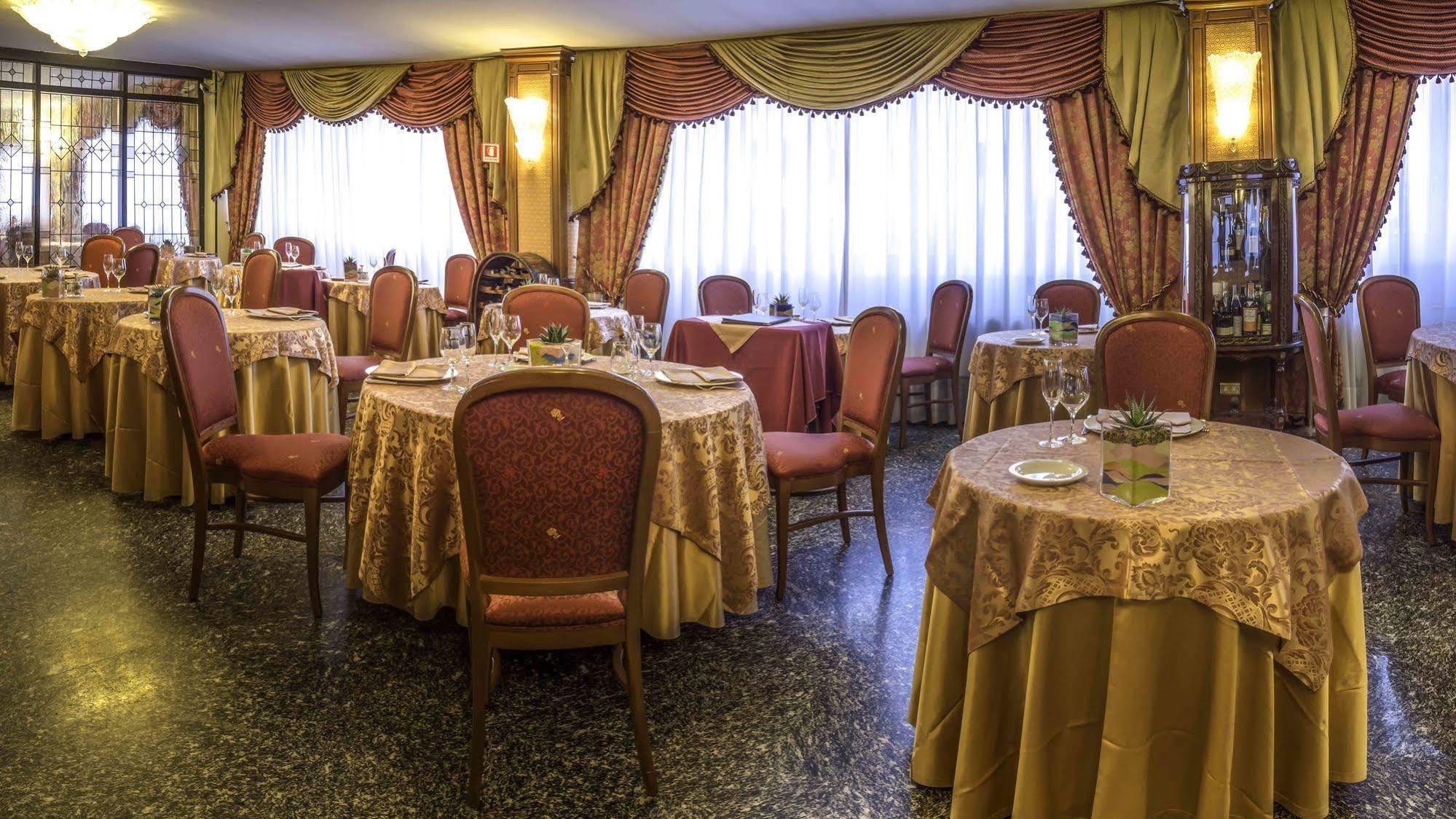 Hotel La Bussola Новара Екстериор снимка