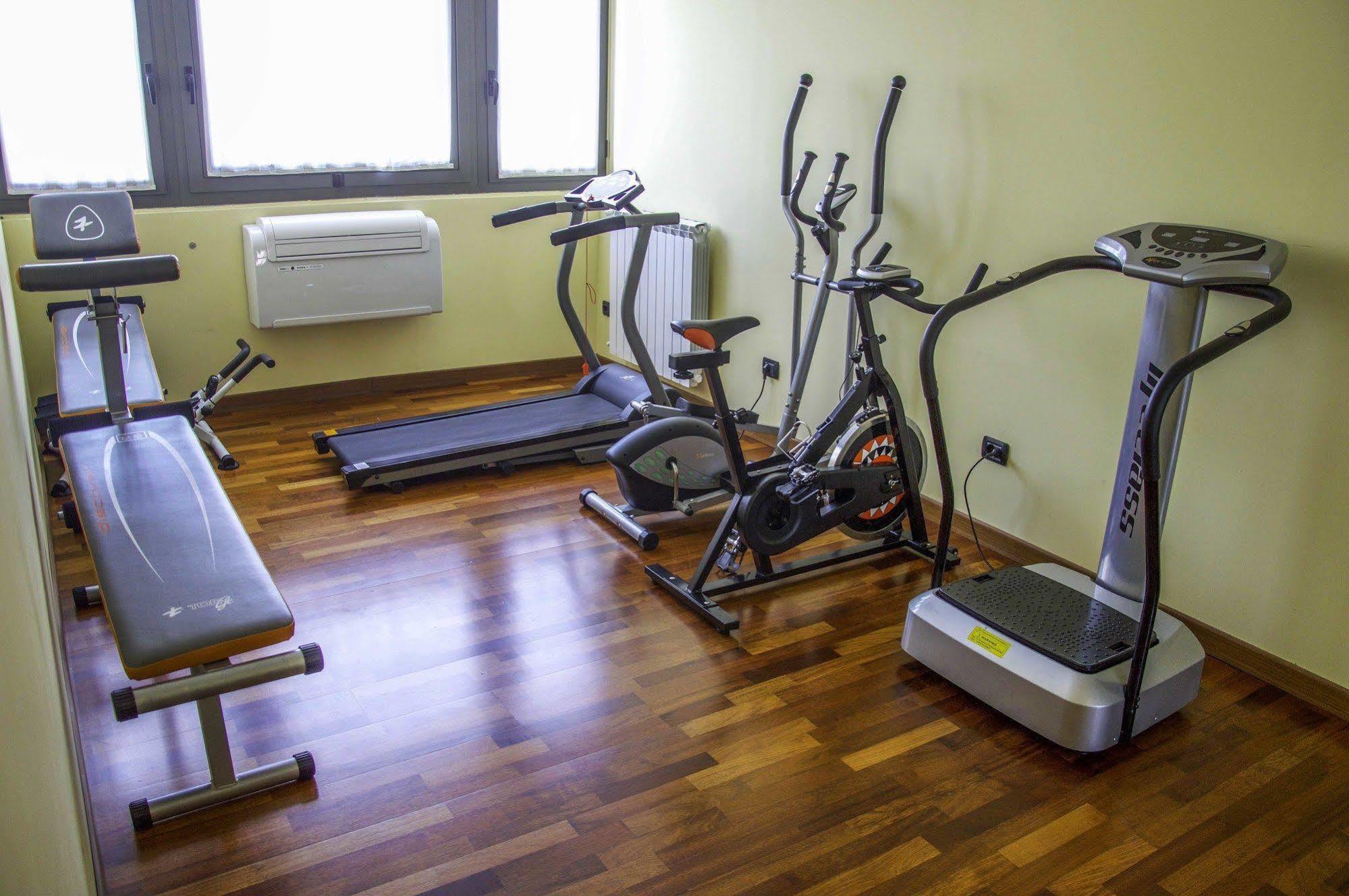 Hotel La Bussola Новара Екстериор снимка